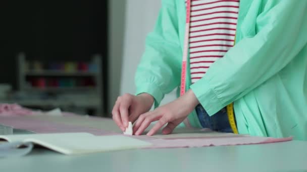 Крупный План Молодой Швеи Создающей Новую Одежду Портной Мастерской — стоковое видео