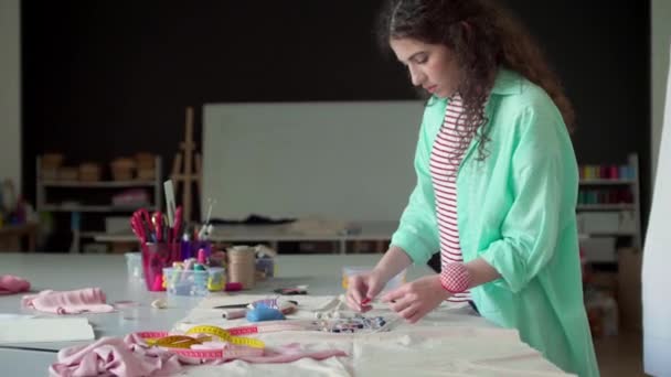 Genç Profesyonel Terzi Rahat Bir Terzi Atölyesinde Çalışırken Ipliğin Rengini — Stok video