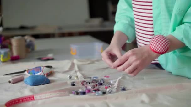 Gros Plan Jeune Couturière Professionnelle Choisissant Couleur Fil Pour Travail — Video