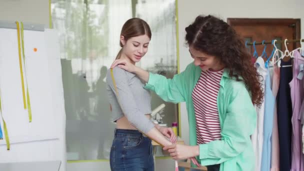 Jovem Costureira Atraente Tomando Medidas Menina Bonita Com Fita Centímetro — Vídeo de Stock