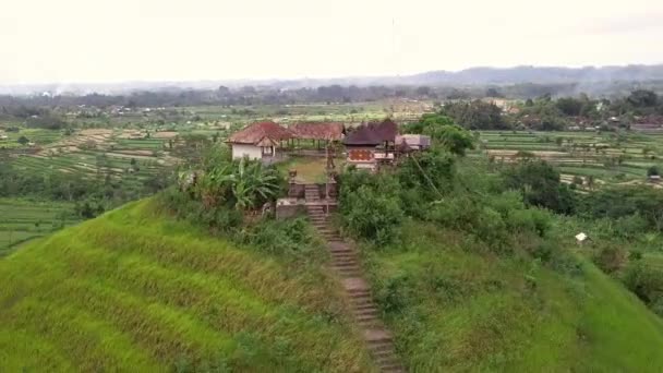 Rastreamento Torno Tiro Aldeia Incrível Com Casas Balinesas Tradicionais Colina — Vídeo de Stock