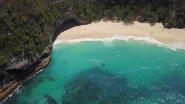 Tropikal adadaki güzel mavi okyanuslu muhteşem cennet manzarası. 