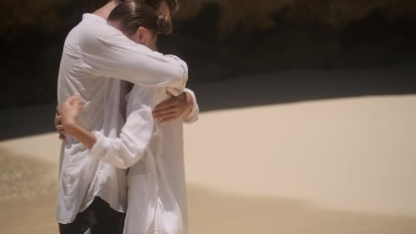 在天堂岛上空旷的热带海滩上 一对浪漫的年轻夫妇快乐地拥抱在一起 新婚夫妇订婚的动人时刻 — 图库视频影像