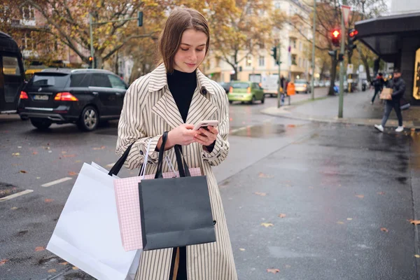 Attraktives Stylisches Mädchen Mit Einkaufstaschen Glücklich Mit Smartphone Auf Gemütlicher — Stockfoto