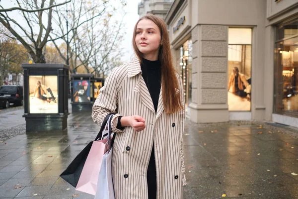 Atrakcyjny Casual Dziewczyna Pewnie Chodzić Deszczowej Ulicy Miasta Torbami Zakupy — Zdjęcie stockowe