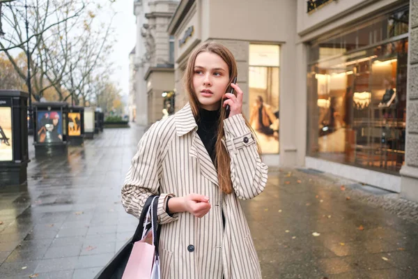 Hermosa Chica Con Estilo Cuidadosamente Hablando Teléfono Inteligente Caminando Por — Foto de Stock