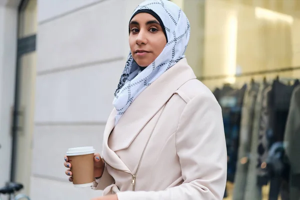 Junge Ungezwungene Araberin Hijab Spaziert Mit Coffee Durch Die Stadt — Stockfoto