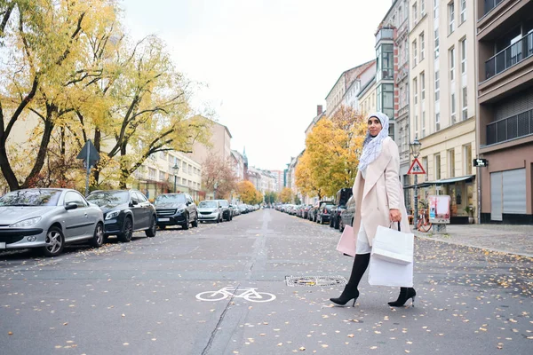 Junge Schöne Araberin Hijab Läuft Selbstbewusst Mit Einkaufstüten Durch Die — Stockfoto