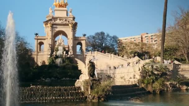 Tolle Aufnahme Des Wunderschönen Stadtparks Mit Großem Brunnen Und Altem — Stockvideo