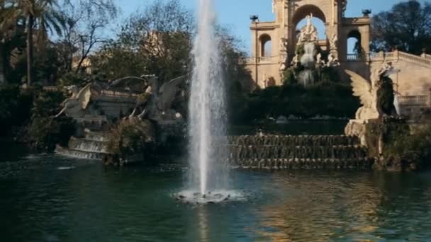 Tracking Shot Increíble Parque Ciudad Con Gran Lago Con Fuente — Vídeos de Stock