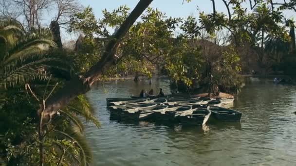 Úžasný Záběr Krásné Jezero Dřevěnými Čluny Městském Parku Slunečného Dne — Stock video