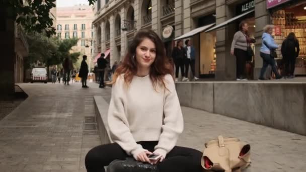 Rastreamento Foto Menina Hispânica Muito Sorridente Com Smartphone Olhando Alegremente — Vídeo de Stock