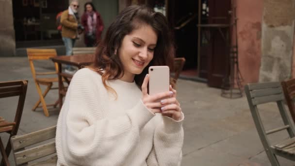 Chica Hispana Bastante Alegre Felizmente Tomando Fotos Teléfono Inteligente Descansando — Vídeos de Stock