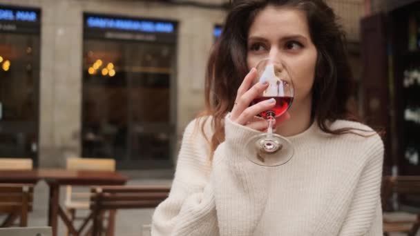 Привлекательная Латиноамериканка Вдумчиво Пьет Красное Вино Кафе Улице — стоковое видео