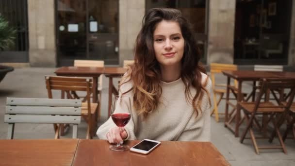 Hermosa Chica Hispana Bebiendo Soñadoramente Vino Tinto Descansando Viejo Café — Vídeos de Stock