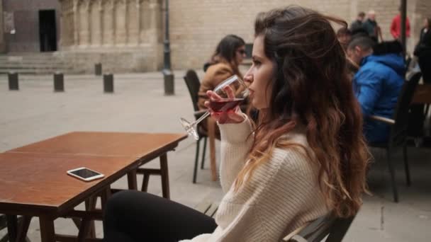 Primer Plano Hermosa Chica Hispana Soñadora Bebiendo Vino Acogedora Cafetería — Vídeos de Stock