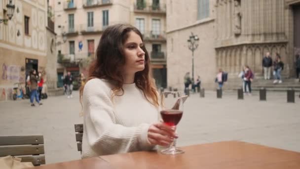 Vacker Latinamerikansk Tjej Som Dricker Rött Vin Caféet Gatan Attraktiv — Stockvideo