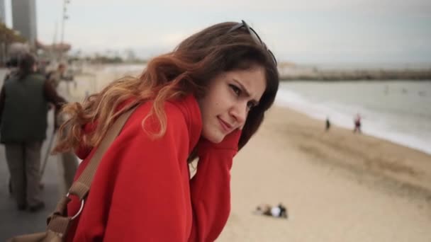 Стеження Знімком Своєї Іспанської Дівчини Червоному Светрі Задумливо Дивиться Далеко — стокове відео