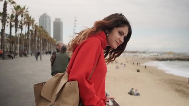 Tracking Shot Atractiva Chica Casual Sudadera Con Capucha Roja Con — Vídeo de stock