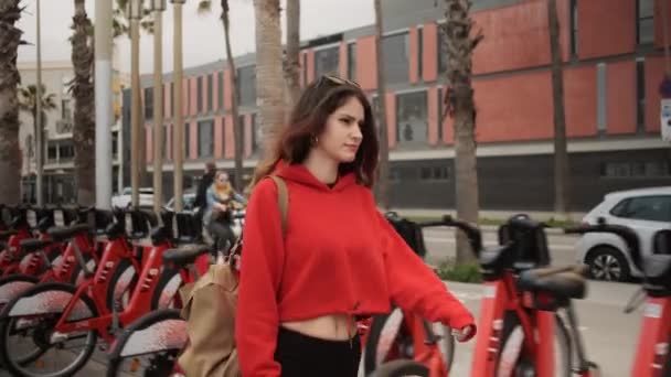 빌리기 배낭을 소녀가 자전거를 시내를 모습을 포착하는 — 비디오