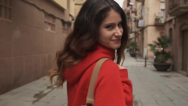 Primer Plano Encantadora Chica Hispana Con Mochila Caminando Soñadoramente Por — Vídeo de stock