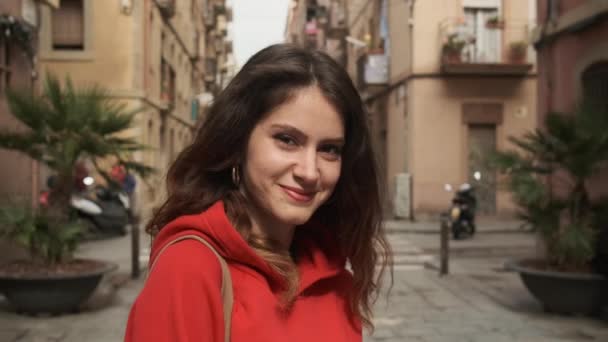Urmărirea Afară Împușcat Atractiv Bruneta Hispanic Fata Fericit Uita Camera — Videoclip de stoc
