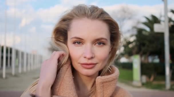 Слідкуючий Знімок Романтичної Блондинки Чарівно Позує Камеру Відкритому Повітрі — стокове відео