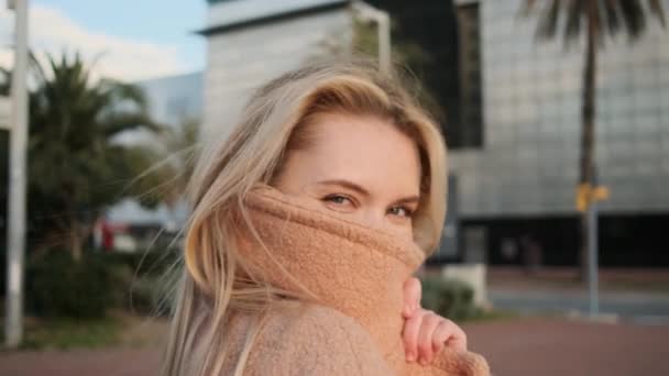 Close Tiro Flerte Loira Menina Feliz Posando Câmera Durante Passeio — Vídeo de Stock