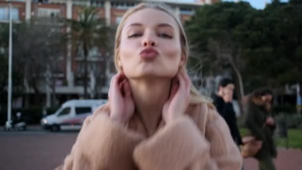 Suivi Plan Flirt Fille Blonde Envoyer Baiser Caméra Tout Marchant — Video