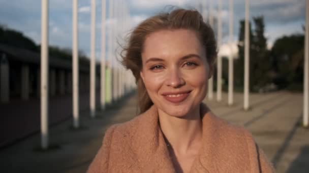 Güzel Sarışın Kızın Kameraya Mutlu Bir Şekilde Bakışını Yakından Çek — Stok video