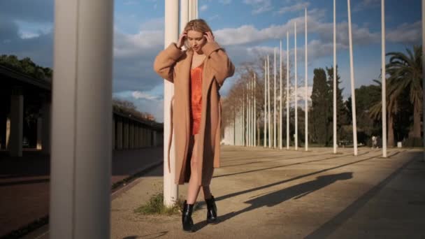 Foto Conceptual Chica Rubia Romántica Abrigo Vestido Seda Posando Sensualmente — Vídeos de Stock
