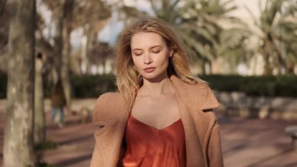 Suivi Plan Romantique Blonde Fille Rêvant Pendant Promenade Dans Rue — Video