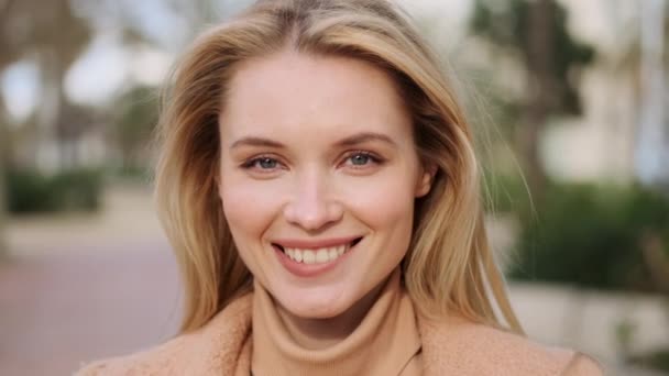 Portrait Flirt Fille Blonde Regardant Joyeusement Caméra Sur Rue — Video