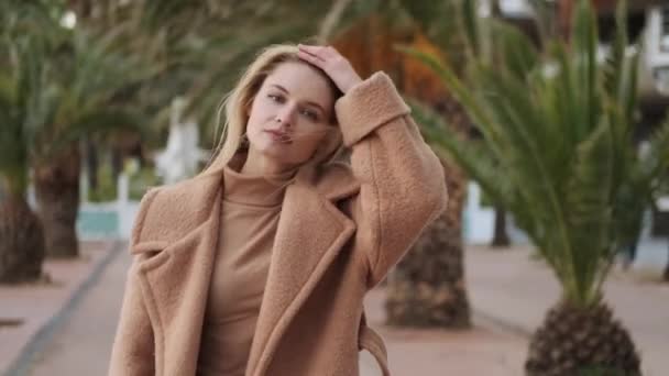 Tracking Shot Stylish Blond Girl Coat Confidently Walking Windy City — Stock Video