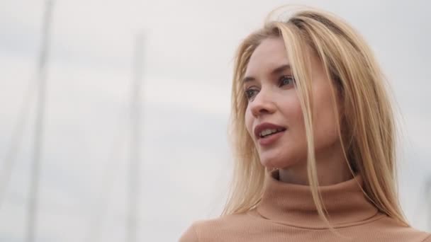 Nahaufnahme Eines Schönen Blonden Mädchens Das Freien Verträumt Wegschaut — Stockvideo