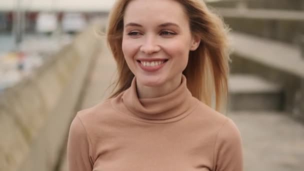 Nahaufnahme Des Schönen Lächelnden Blonden Mädchens Das Glücklich Meer Entlang — Stockvideo