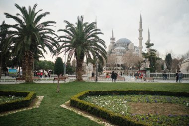 Türkiye 'nin İstanbul kentindeki yeşil park arasında eski mimariye inanılmaz bir bakış açısı