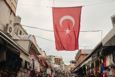 İstanbul 'da eski yerel pazarda Türkiye bayrağı 