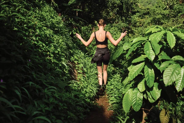 섬에서 야생밀림을 탐험하고 매력적 소녀의 뒷모습 — 스톡 사진