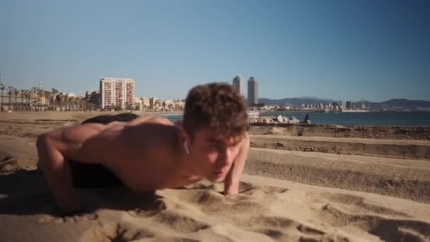 Junger Attraktiver Muskulöser Mann Beim Functional Training Meer — Stockvideo