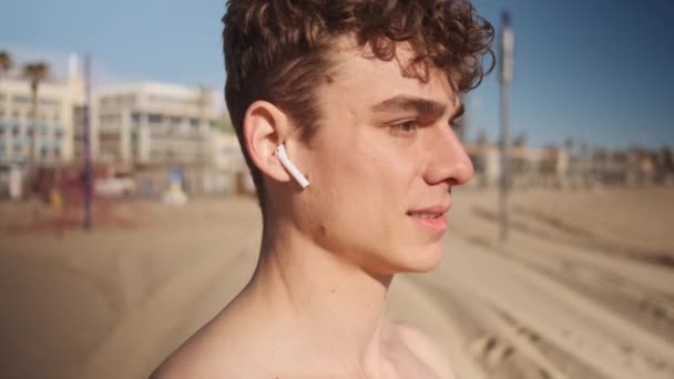 Close Shot Young Sporty Man Confidently Looking Camera Workout Beach — Stock Video