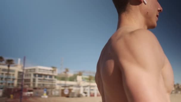 Sledování Kolem Záběr Mladých Sebevědomý Svalnatý Muž Odpočívá Cvičení Pláži — Stock video