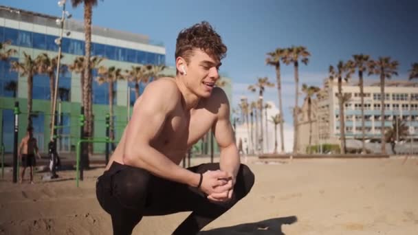 Genç Çekici Kaslı Adam Barcelona Plajındaki Spor Sahasında Sıkı Çalıştıktan — Stok video
