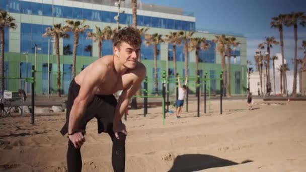 Junger Sportlicher Muskulöser Mann Ruht Sich Nach Hartem Training Auf — Stockvideo