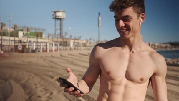 Tracking Out Shot Young Atraktif Sporty Man Taking Selfie Smartphone — Stok Video