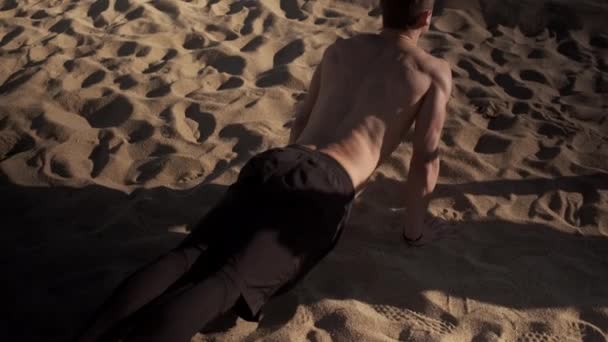 Konzeptaufnahme Eines Jungen Muskulösen Mannes Der Beim Funktionstraining Strand Harte — Stockvideo