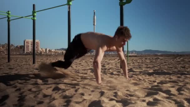 Junger Sportlicher Mann Beim Funktionstraining Auf Dem Sportplatz Meer — Stockvideo