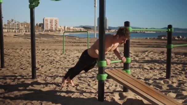 Junger Sportlicher Mann Beim Functional Training Auf Dem Sportplatz Meer — Stockvideo