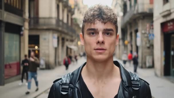 Deri Ceketli Yakışıklı Genç Bir Adamın Güzel Barcelona Daki Işlek — Stok video