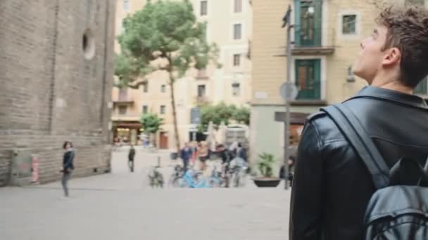 Akıllı Telefonlu Genç Çekici Bir Adamın Barcelona Caddesinde Dikilirken Çekilen — Stok video